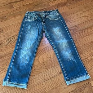 Cowgirl Tuff Company capri jeans. Size 27. Slightly distressed/sparkles on legs